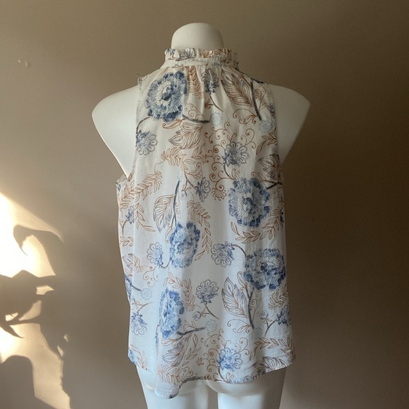 a.n.a Floral Blue And White Sleeveless Buttoned Down Tank Blouse - Picture 4 of 6